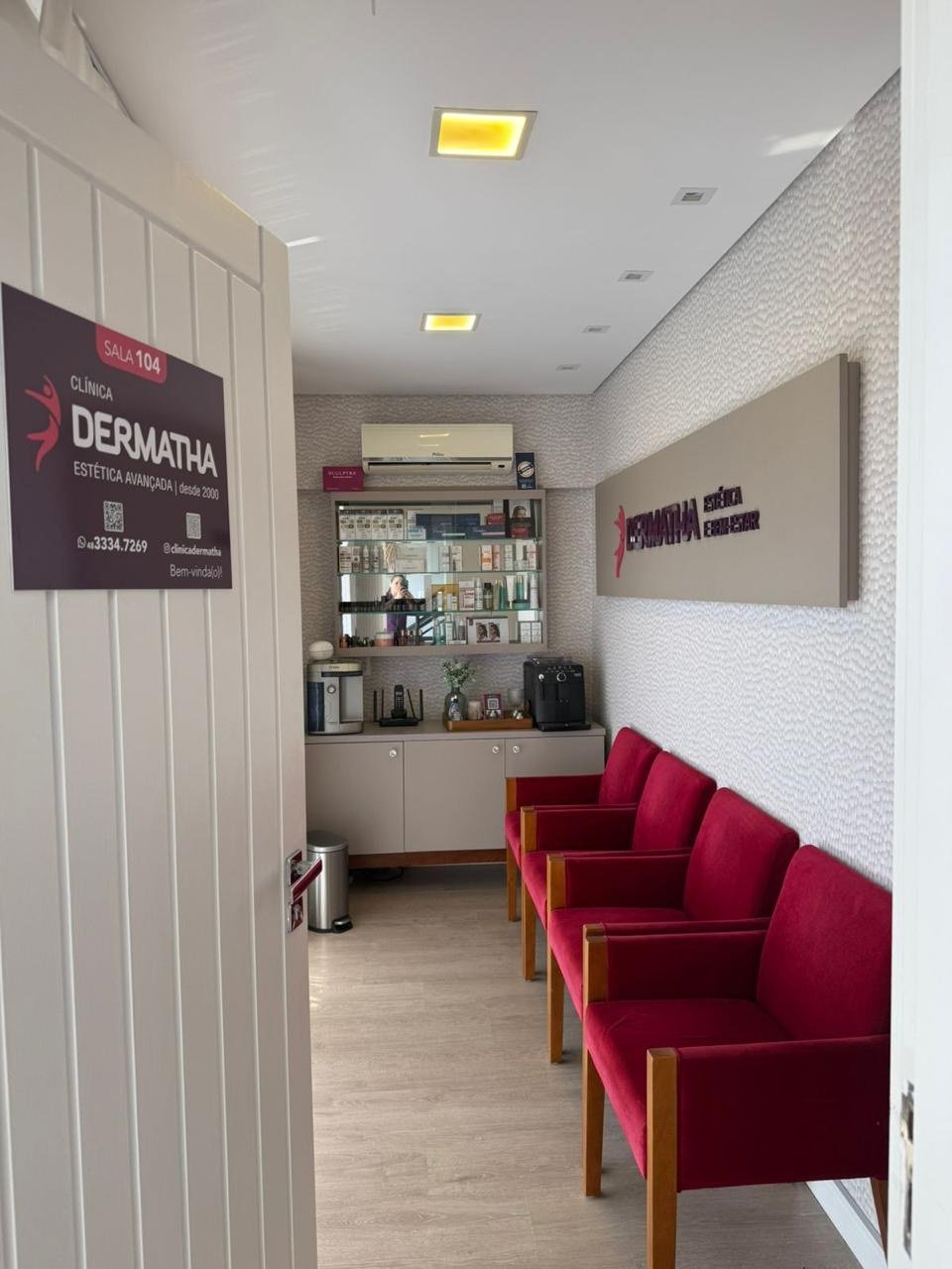 Entrada e recepção da Clínica Dermatha